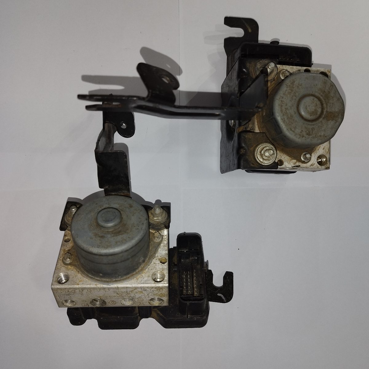 Bloc hydraulique ABS (pompe ABS / calculateur hydraulique) compatible avec Symbol, Dacia Stepway et Logan.